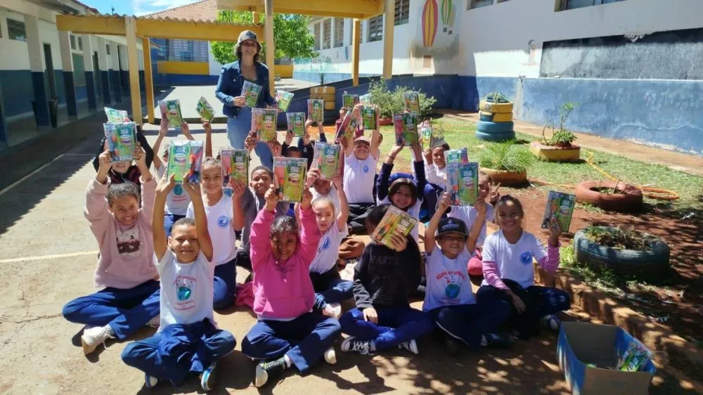 Livro do Programa Agrinho vira referência para cooperativa de Cornélio Procópio