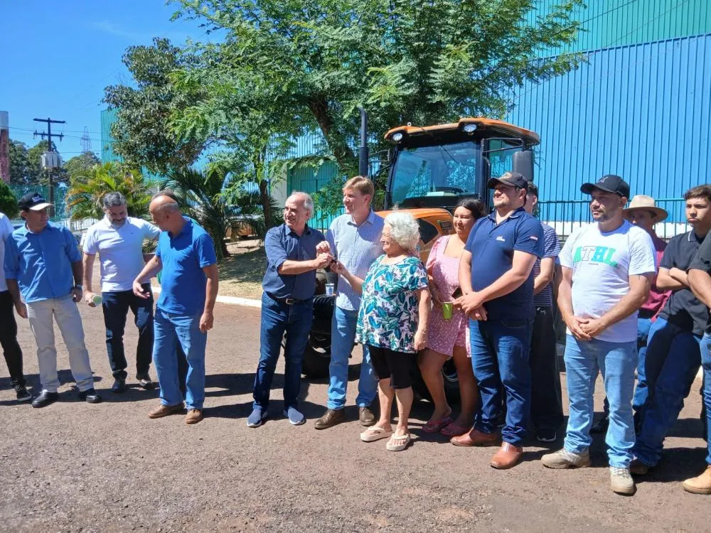 Deputado Padovani entrega tratores e anuncia mais de R$ 45 milhões em recursos para Cascavel