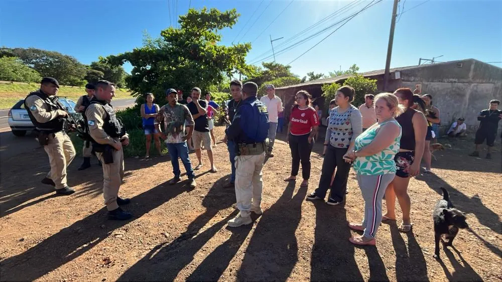 Moradores fecham parcialmente a BR 277 em Medianeira durante manifestação no bairro Pedreira