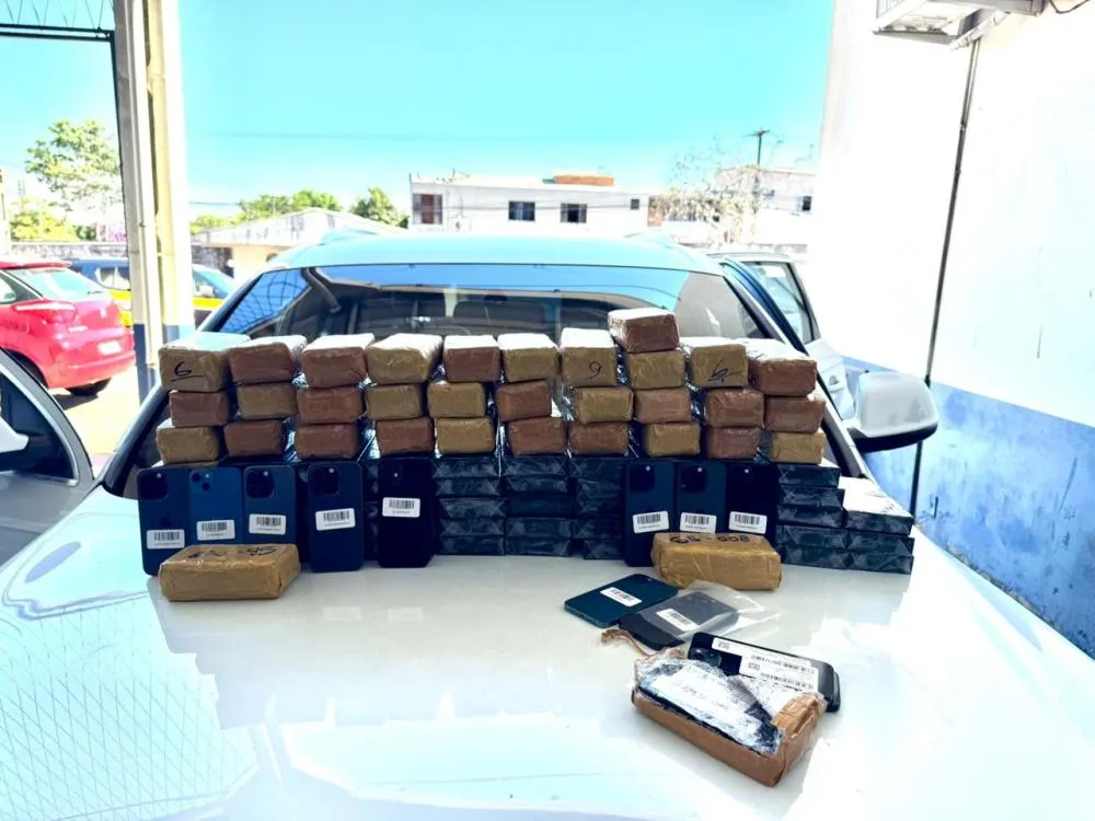 Ação conjunta apreende cerca de 233 iPhones em veículo na BR-277, em Cascavel