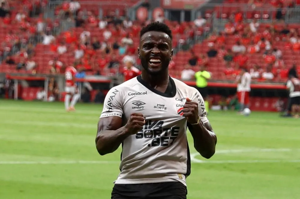 Athletico estreia no Brasileirão com vitória sobre o Inter no Beira-Rio