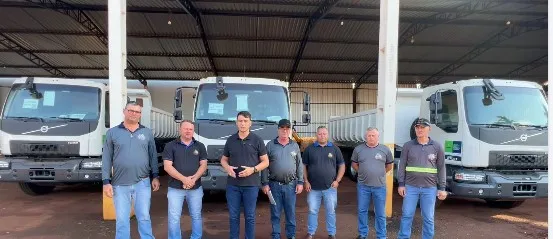 Prefeitura de Pato Bragado entrega três caminhões caçamba para reforçar a Secretaria de Obras, Viação e Urbanismo