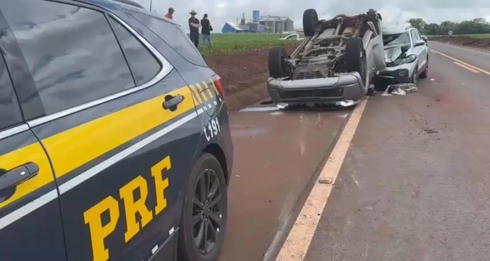 Caminhonete com plotagem falsa capota ao fugir da PRF
