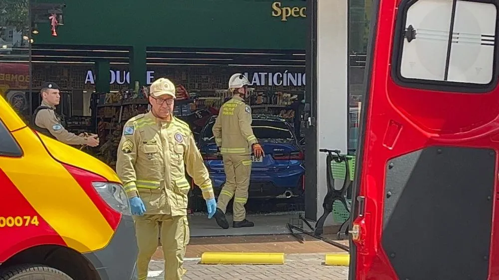 BMW desgovernada atinge supermercado no centro de Cascavel