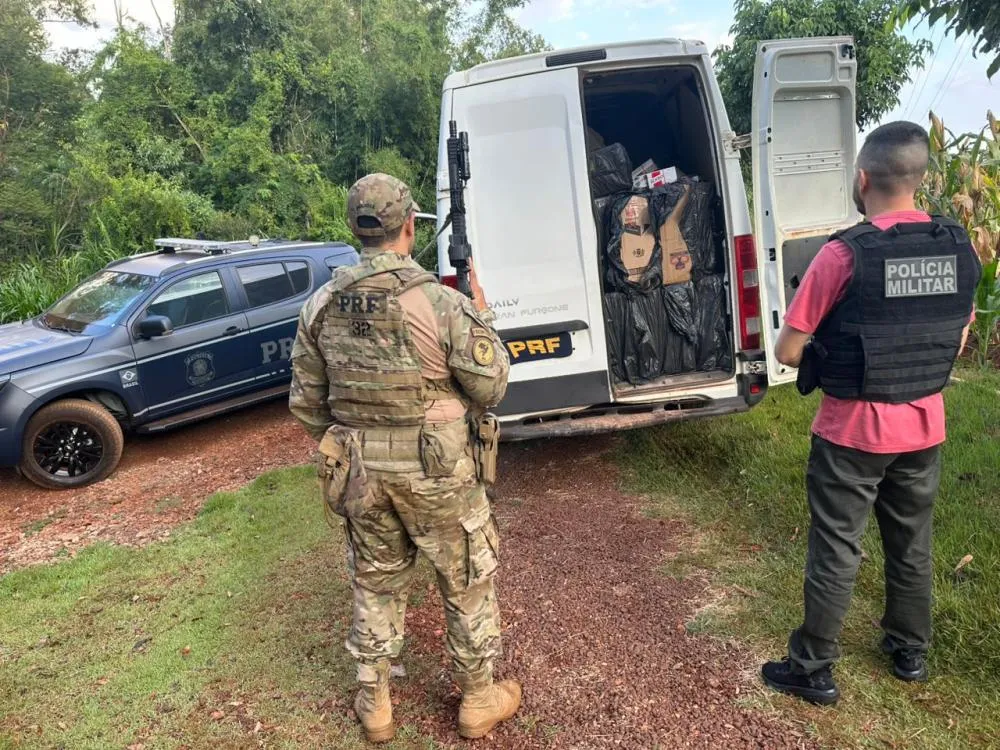 PRF e PM apreendem van carregada com cigarros contrabandeados