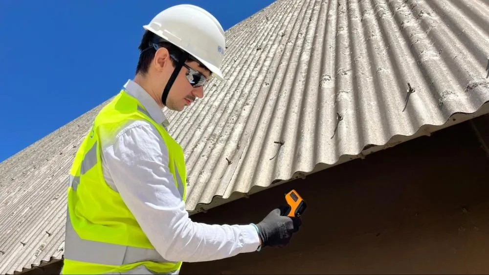 Equipe técnica do UNOPS monitora a temperatura dos armazéns diariamente. Foto: Fabrício Zvir/Unops.