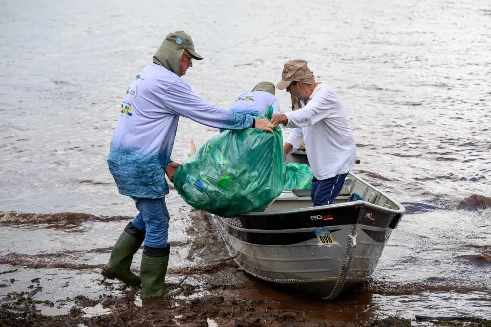 Campanha de limpeza mobiliza pescadores e reforça cuidado com o Lago de Itaipu