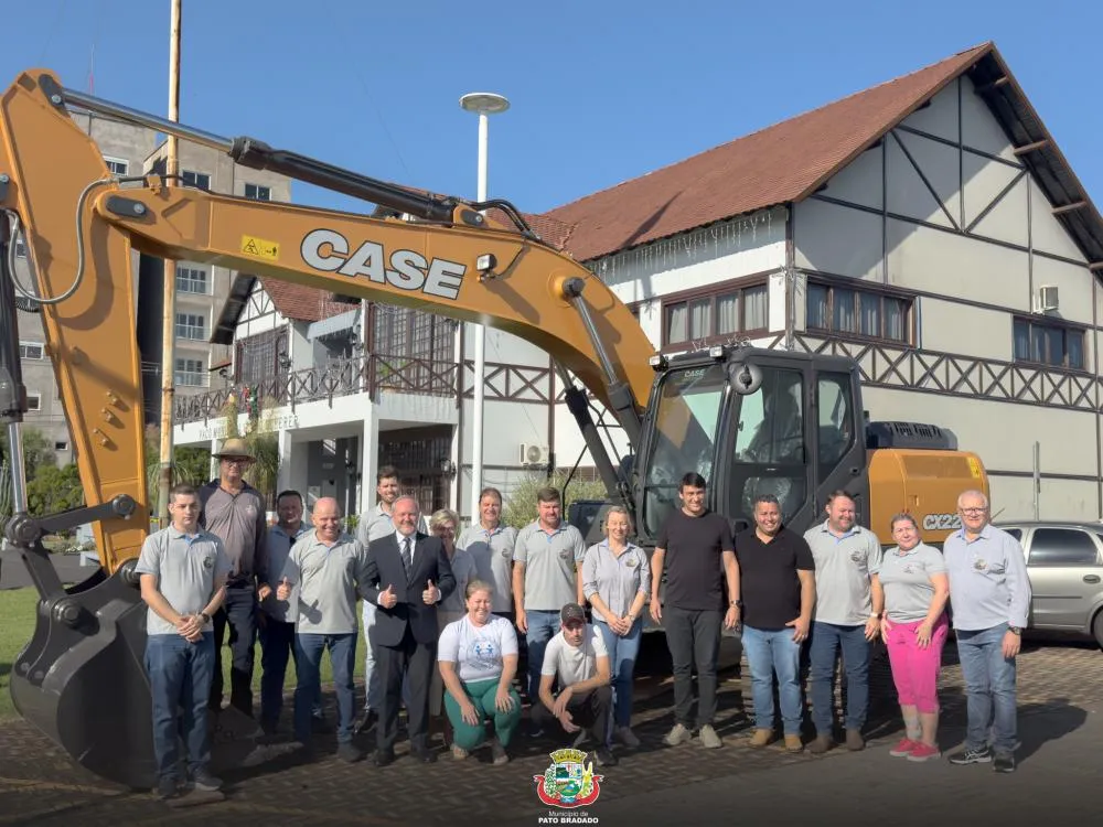 Pato Bragado recebe escavadeira hidráulica para reforçar infraestrutura rural