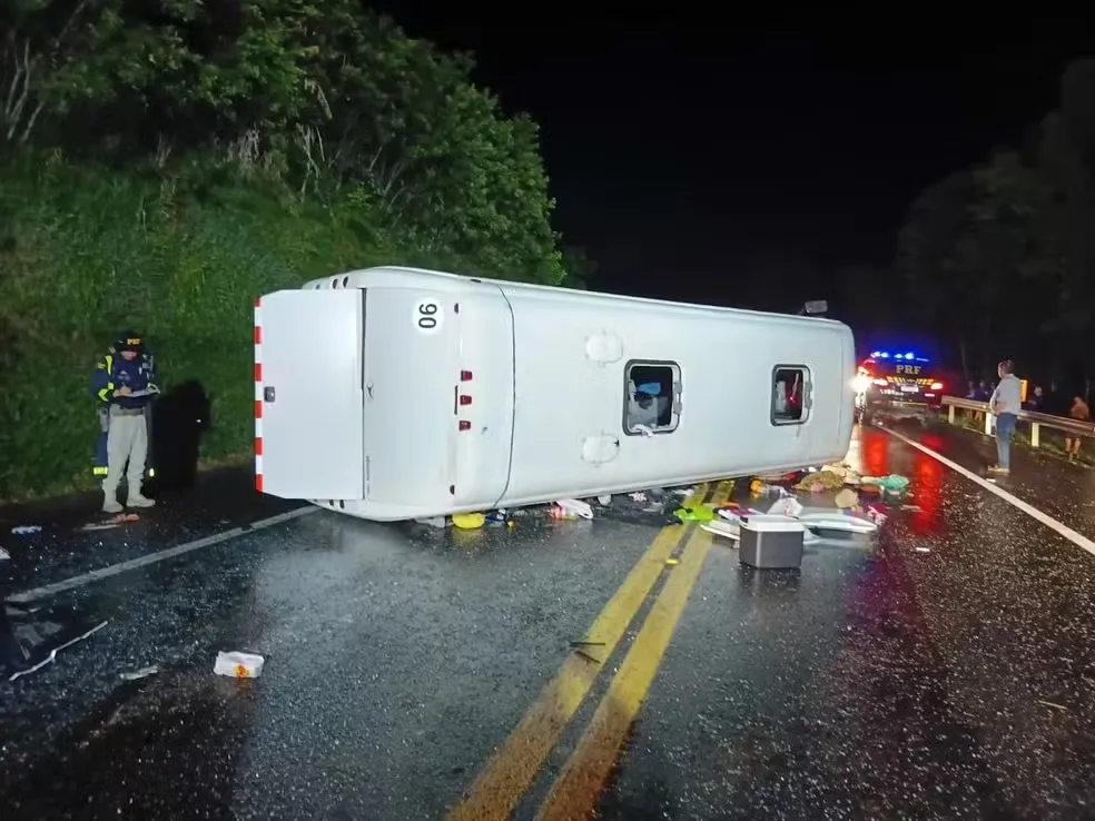 Micro-ônibus paraguaio tomba na BR-277 e deixa um morto e 21 feridos