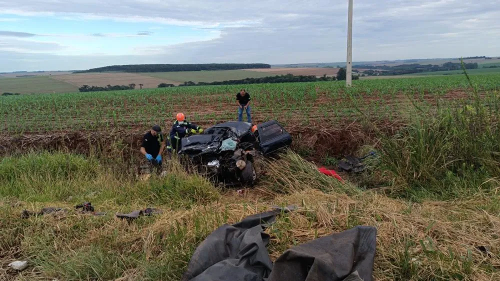 Homem morre em acidente com caminhão de soja na BR-369