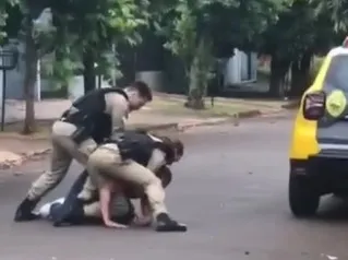 Policial de Marechal 'viraliza' ao dar golpe de jiu-jitsu para conter agressor