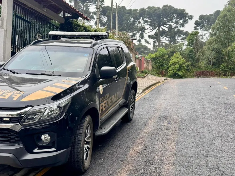 PF deflagra operação em Foz do Iguaçu contra tráfico internacional de armas e drogas