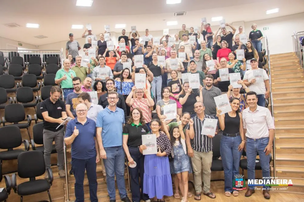 Famílias de Medianeira recebem títulos de propriedade e garantem segurança jurídica