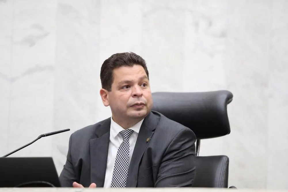 Operadoras precisam detalhar plano pré-pago de celular ao consumidor, defende deputado Gugu Bueno