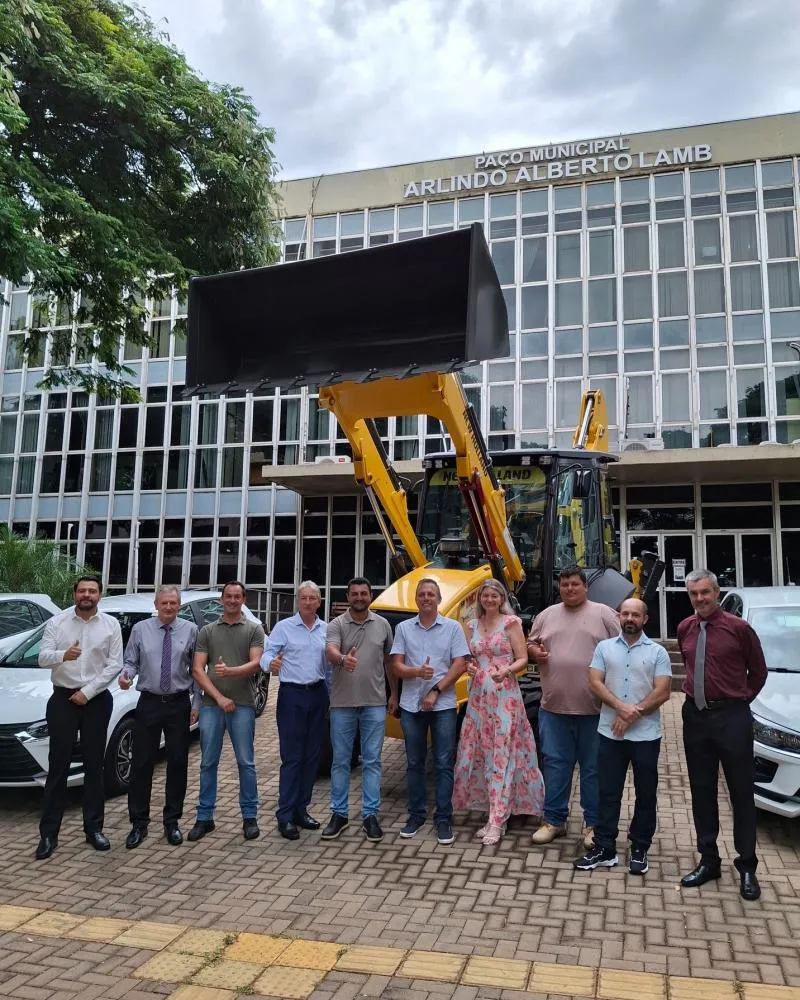 Marechal Cândido Rondon recebe mais uma máquina retroescavadeira