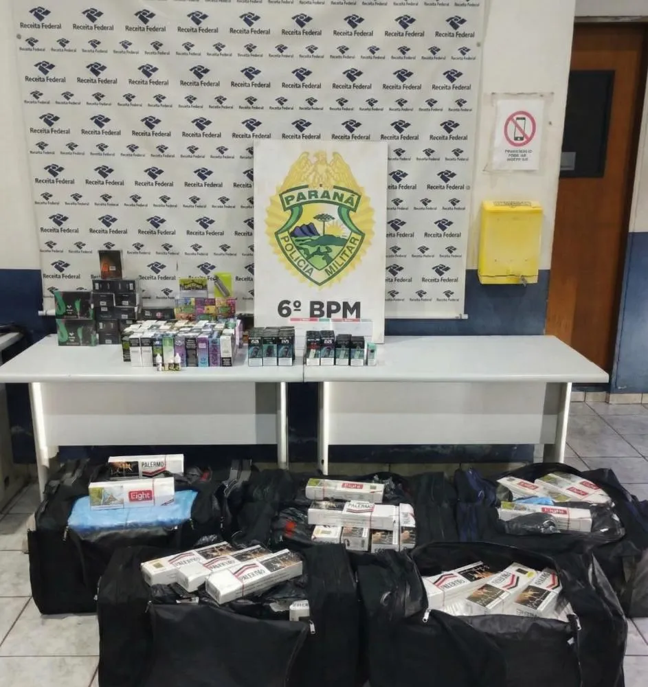 Ônibus vindo de Foz é parado em Cascavel com malas cheias de cigarros e eletrônicos do Paraguai