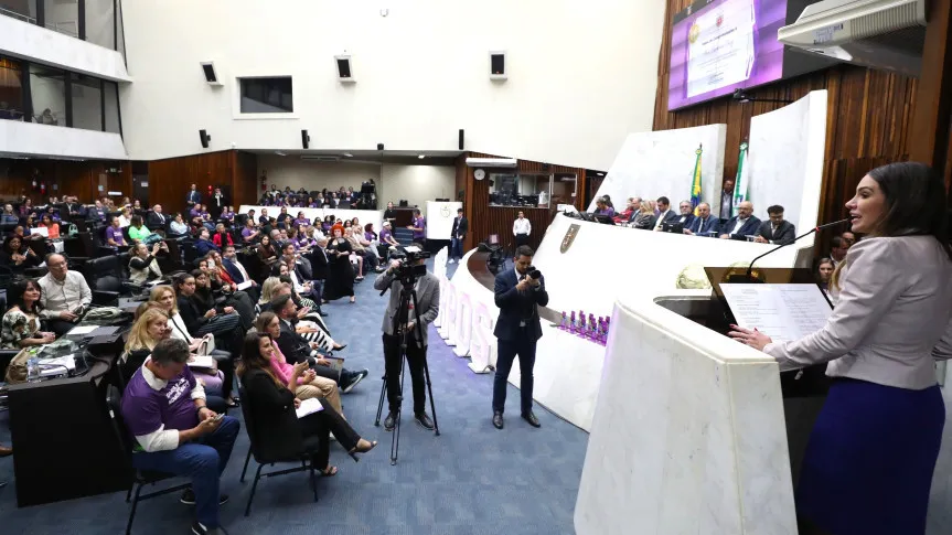 Solenidade ocorreu na noite desta segunda-feira (23), no Plenário da Assembleia Legislativa do Paraná. Créditos: Orlando Kissner/Alep