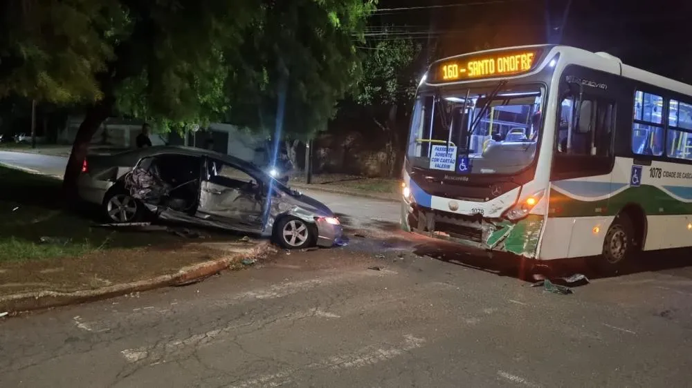 Ônibus seguia pela Rua Parecis, quando no cruzamento com a Rua Carijos colidiu com o veículo Honda/CivicFoto: Divulgação/PMPR
