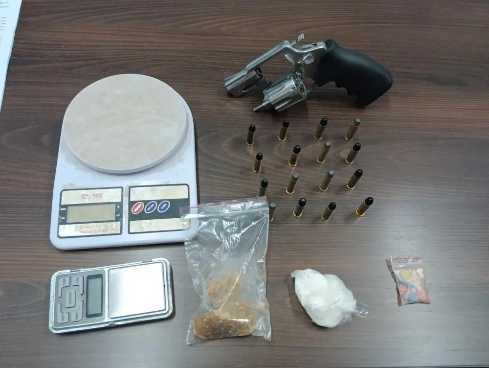 Polícia Civil cumpre mandado, apreende arma e drogas no Interlagos