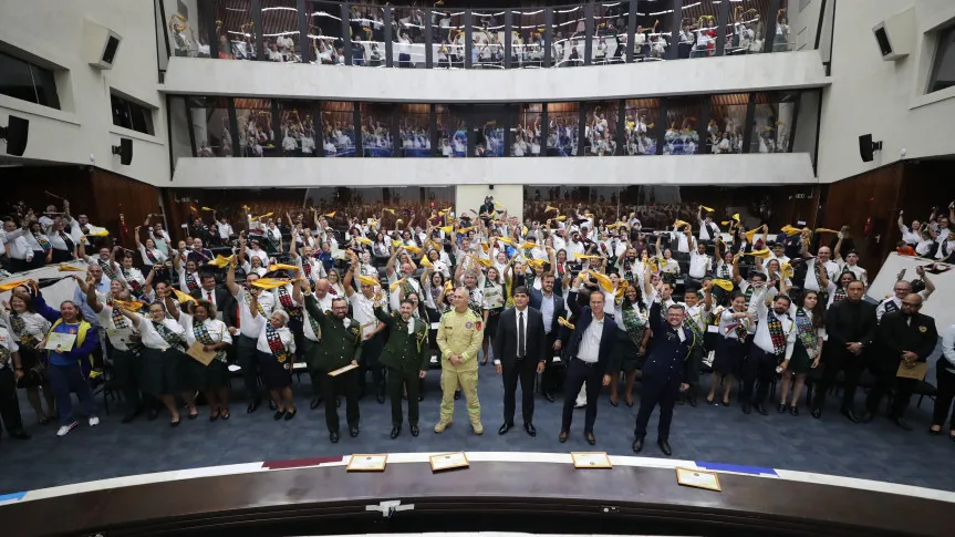 Saudação do lenço marcou o encerramento da sessão solene no Plenário. Créditos: Valdir Amaral/Alep