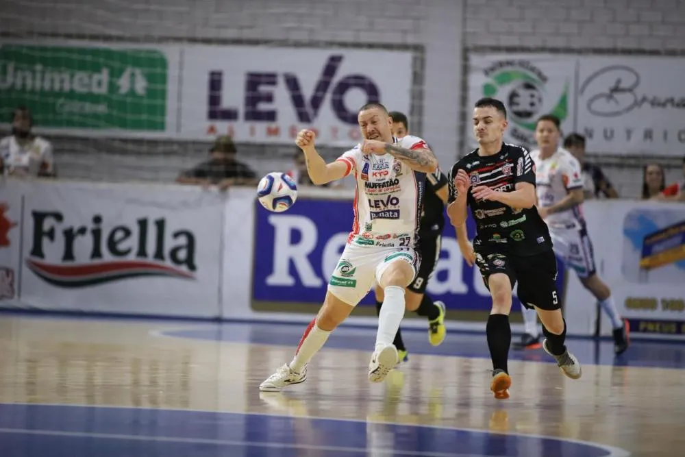 Carlão, disputando a bola, marcou um dos gols da serpenteFotos: @kellycarvalhofotos