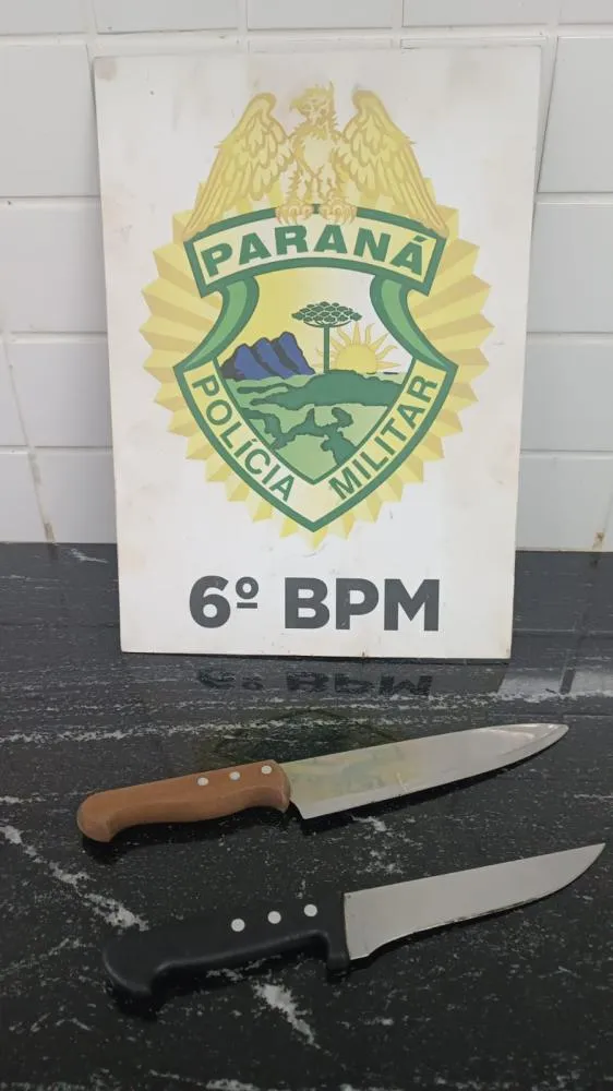 Facas apreendidas durante ocorrência Foto: Divulgação/PMPR