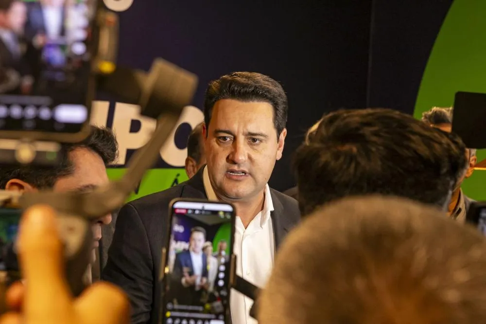 Ratinho Junior ultrapassa Lula e lidera simulação de 2º turno em 2026