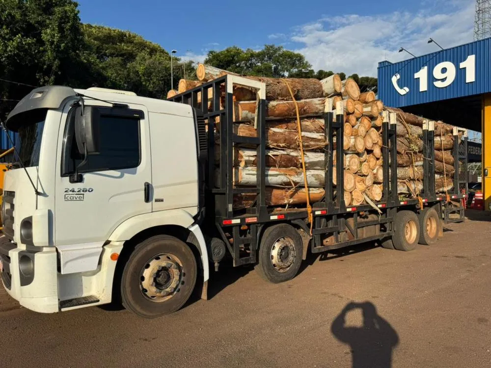 PRF flagra caminhão com 15 toneladas de excesso de carga e motorista com CNH suspensa na BR-277 