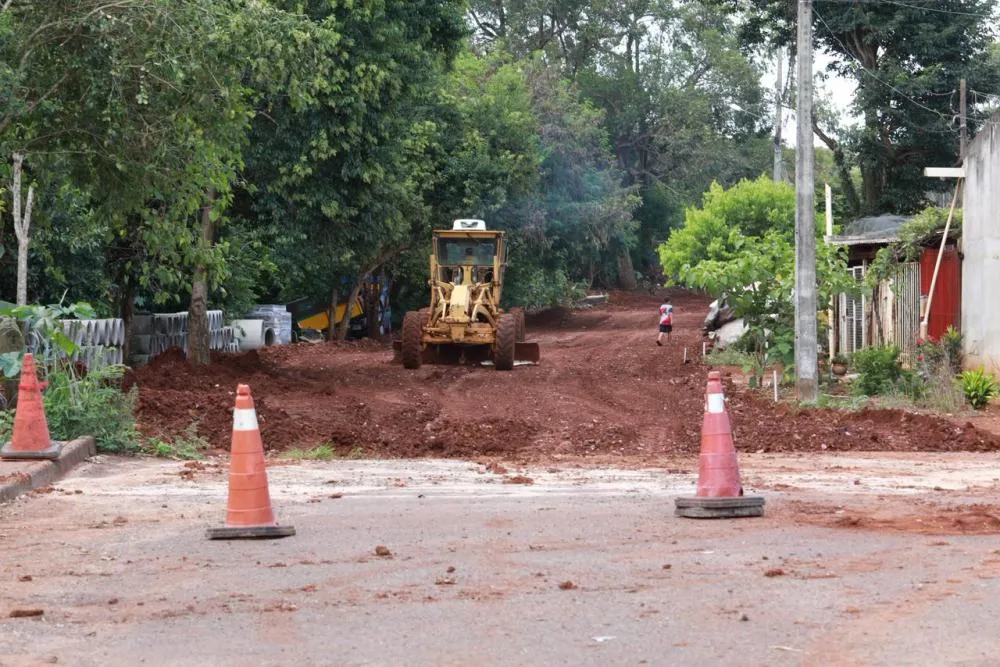 Obra aguardada há anos leva asfalto a três ruas do Cascavel Velho