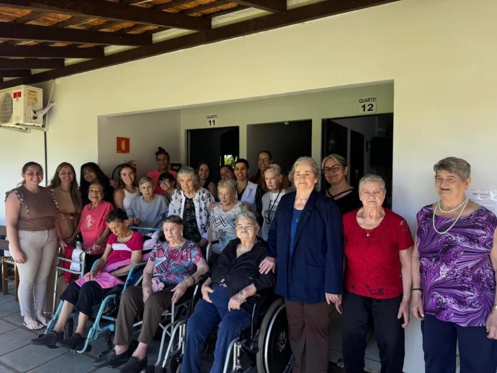 Alunas do curso de maquiagem realizam ação voluntária no Lar dos Idosos Emanuel