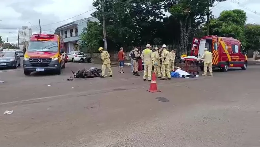 Mulher morre após batida entre carro e moto no Centro de Cascavel
