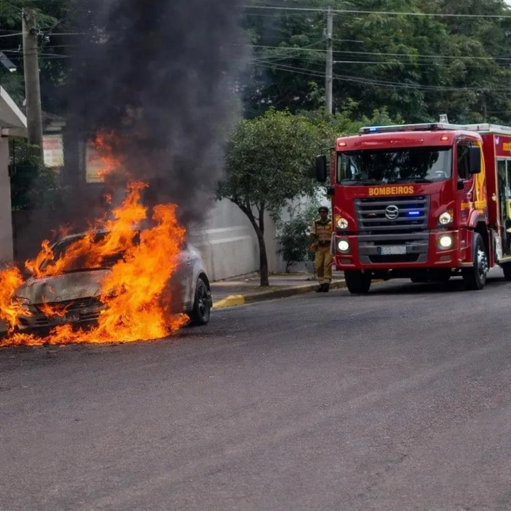 Carro é destruído em incêndio criminoso em Toledo