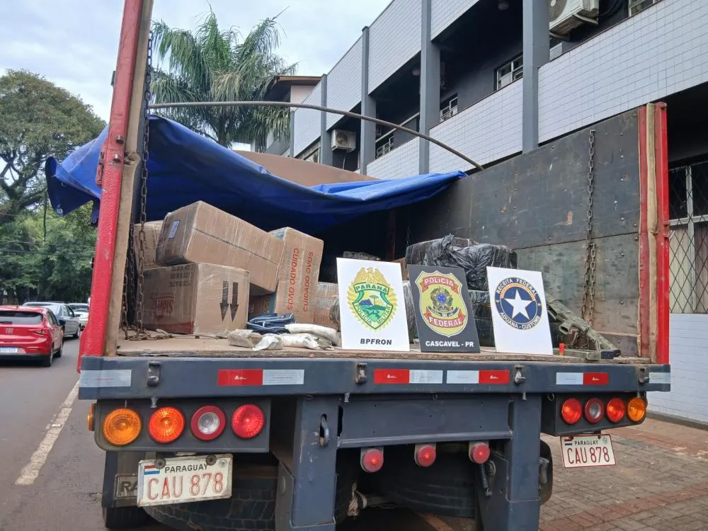 PF, Receita e BPFron apreendem caminhão com drogas e escopeta na BR-277