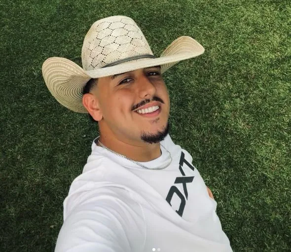 Jovem influenciador morre após carro bater contra poste em Toledo