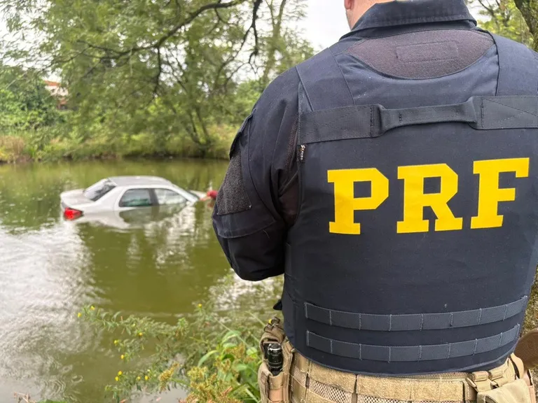 PRF apreende agrotóxicos após dupla de menores “mergulharem” com o carro num açude 