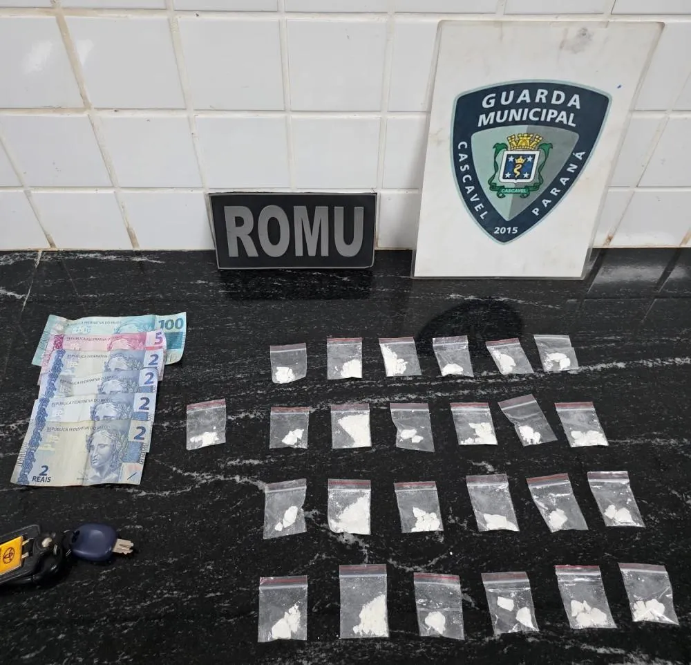 Drogas e dinheiros encontrados durante a ocorrência Foto: Divulgação/GMC