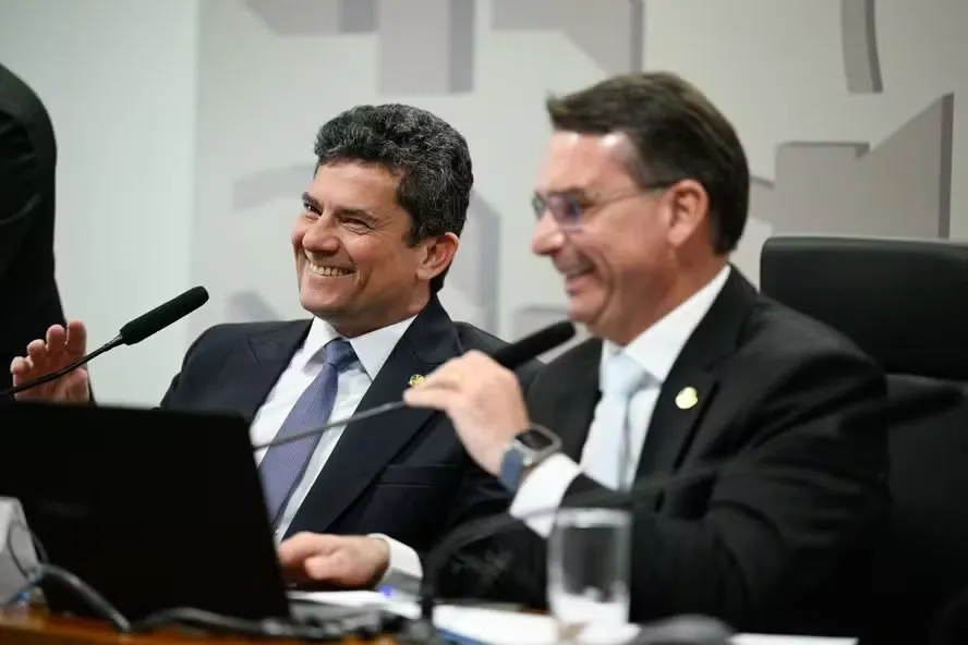 Os senadores Sergio Moro e Flávio Bolsonaro