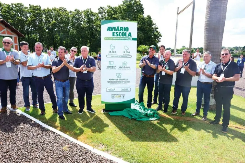 Reinauguração de aviário contou com a presença de 100 pessoas, entre autoridades, líderes do setor e parceiros