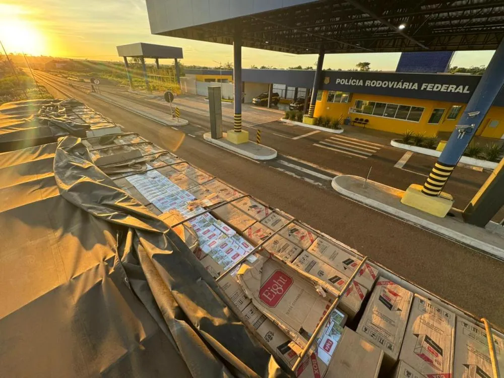 PRF apreende 600 mil maços de cigarros contrabandeados em carreta na BR-487