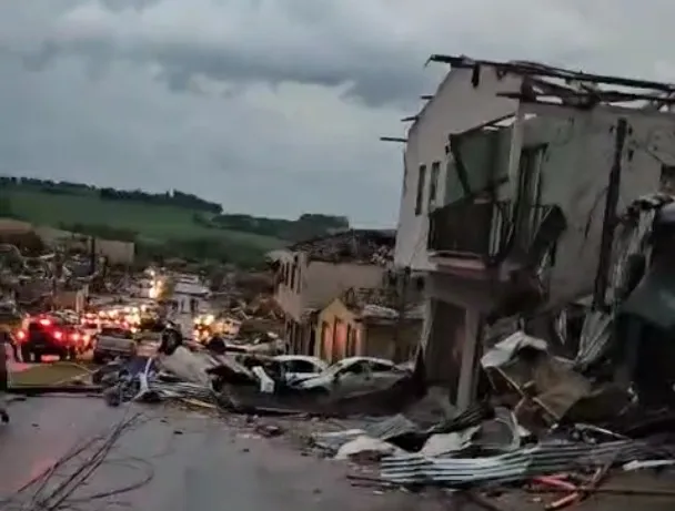 Estrutura do pátio de máquinas da Prefeitura de Rio Bonito do Iguaçu ficou parcialmente destruída.