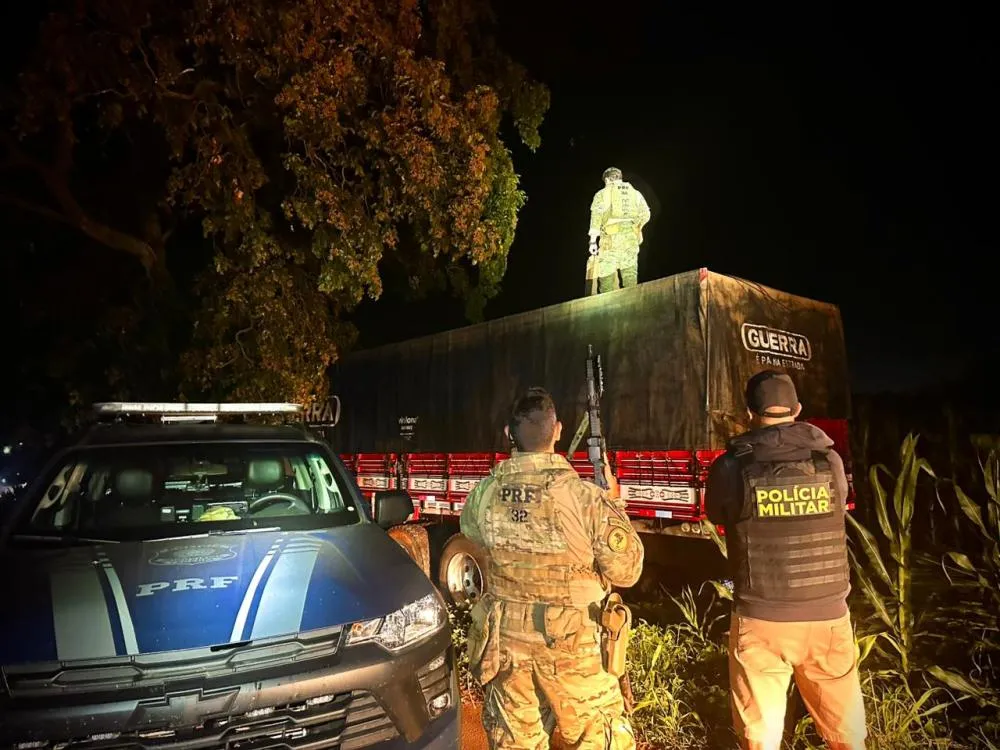 Após fuga na BR-163, motorista salta de caminhão que colide e revela carga ilegal Foto: Divulgação/PRF