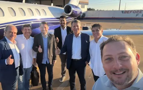 Prefeitos da região seguiram cedo para Curitiba, conforme aponta foto postada pelo prefeito de Maripá e presidente da Amop, Rodrigo Schanoski