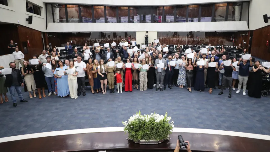 Solenidade ocorreu na noite desta quinta-feira (26), no Plenário da Assembleia Legislativa do Paraná. Créditos: Valdir Amaral/Alep