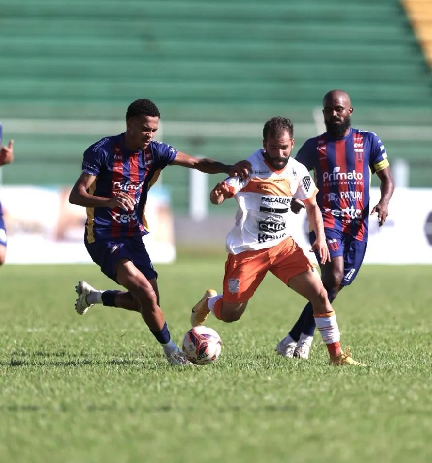 Em tarde de arbitragem polêmica, Toledo sofre primeiro revés no estadual