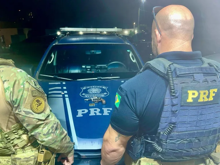 Os dois presos foram encaminhados à Delegacia de Polícia Civil Foto: Divulgação/PRF