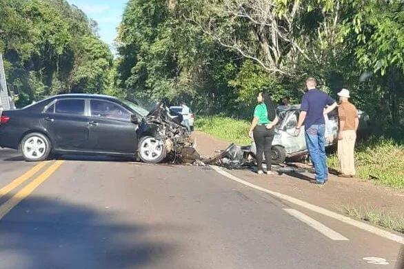 Equipes do Samu e Bombeiros atuaram no resgate das vítimas na rodovia | Foto: Umuarama Ilustrado