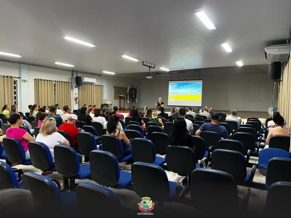 Uso excessivo de telas na infância é tema de reunião com pais