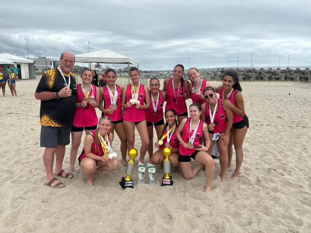 Equipes adulta e juvenil vice-campeãs paranaenses Foto:Arquivo pessoal