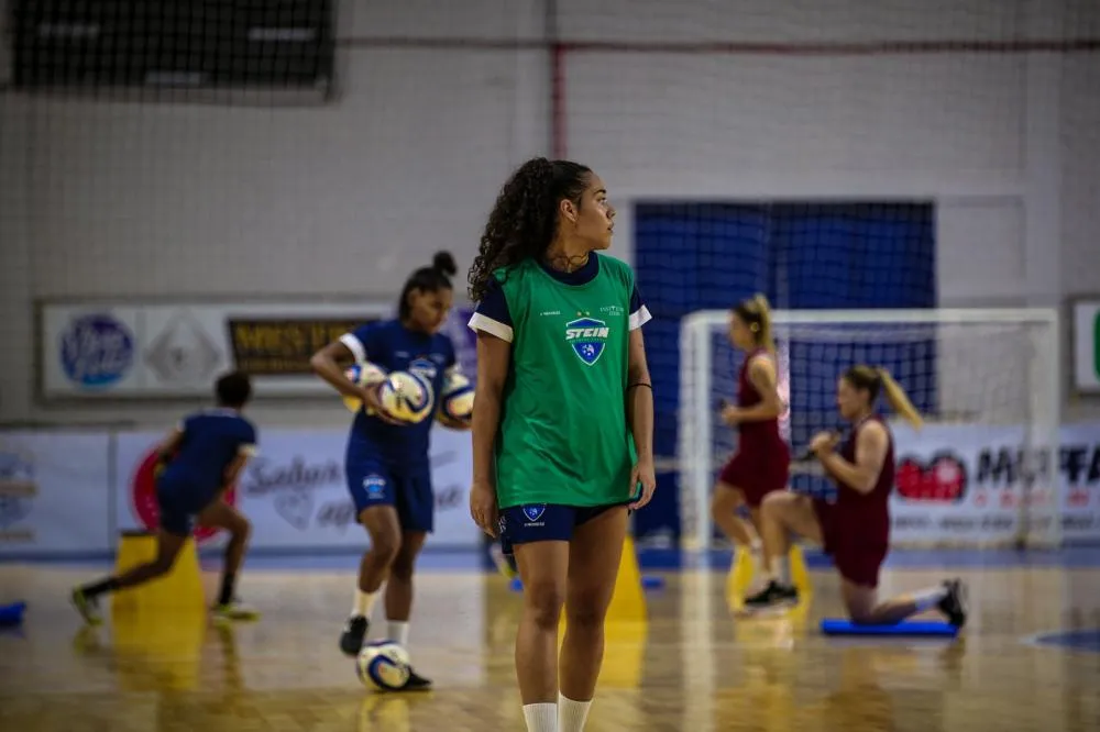 Stein Cascavel estreia na Liga Feminina com ação solidária diante da torcida