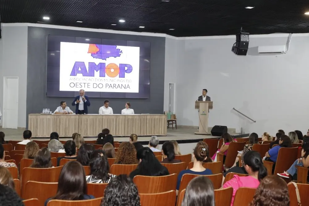 Amop abre ano letivo com encontro que reúne educadores de 57 municípios do Oeste